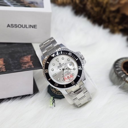 שעון רולקס ROLEX ייחודי ומיוחד בצבעו הכסוף ובמסגרתו המדהימה.